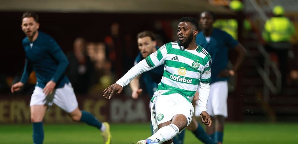 Jugador de Celtic corriendo tras el balón en el partido