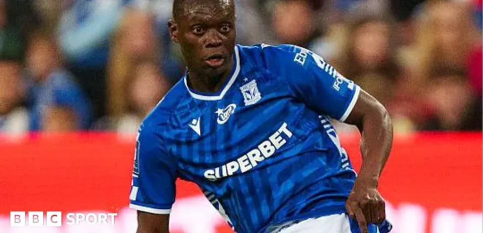 Jugador de fútbol en acción con camiseta azul