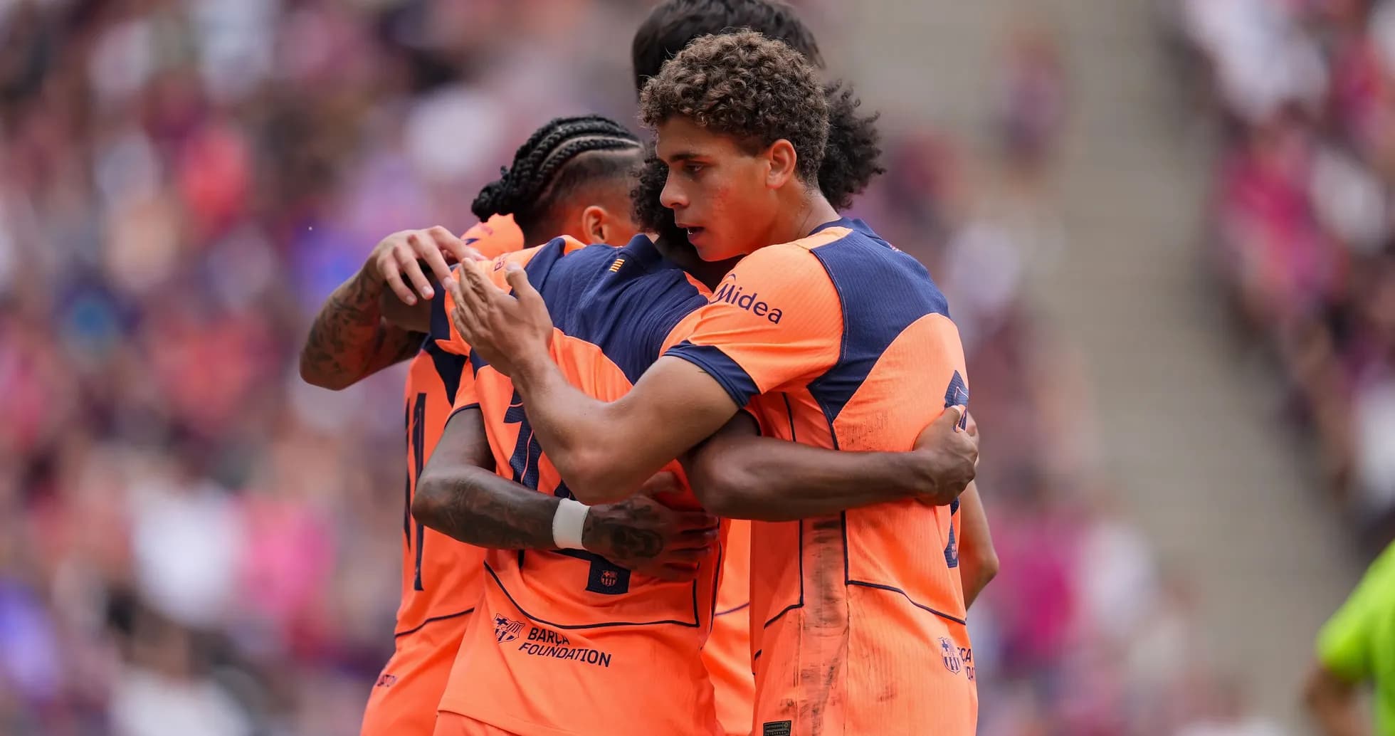 Jugadores celebrando un gol en el partido