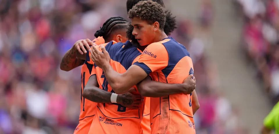Jugadores celebrando un gol en el partido