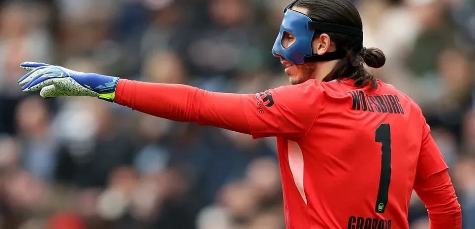 Portero de Wolfsburgo señalando durante el partido