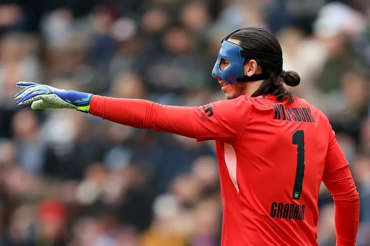 Portero de Wolfsburgo señalando durante el partido