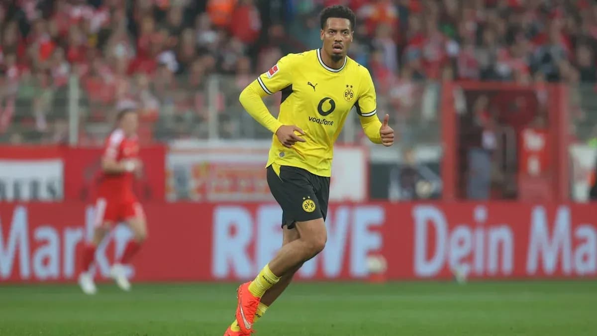Jugador de Borussia Dortmund corriendo en el campo