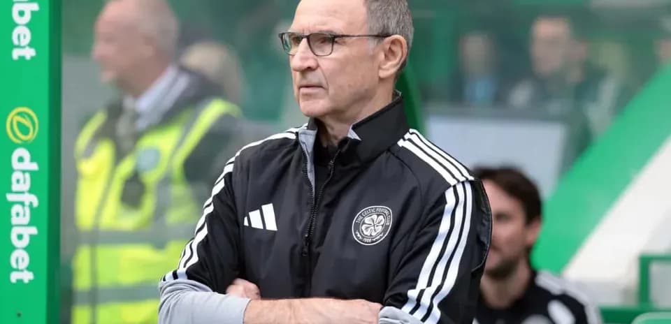 Entrenador observando el partido desde el banquillo