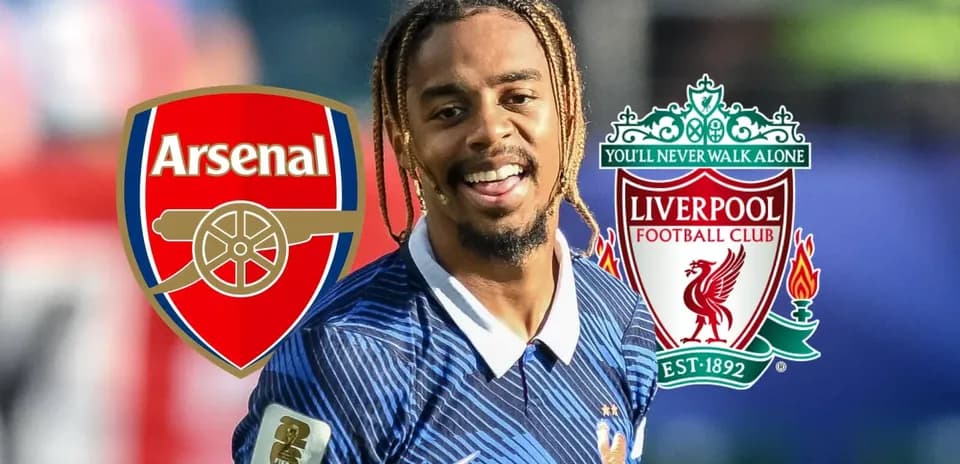 Jugador sonriendo con logotipos de Arsenal y Liverpool