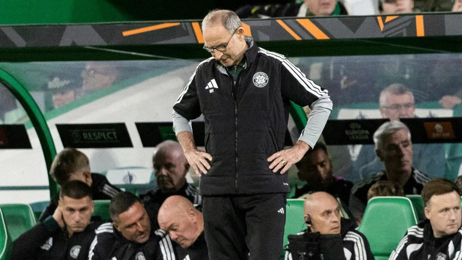 Entrenador preocupado en el banquillo durante el partido