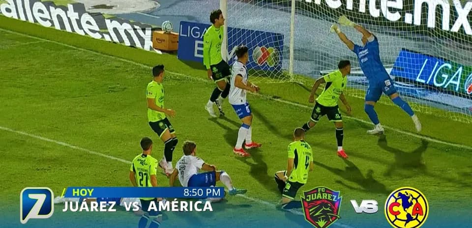 Jugadores en acción durante el partido Juárez vs América