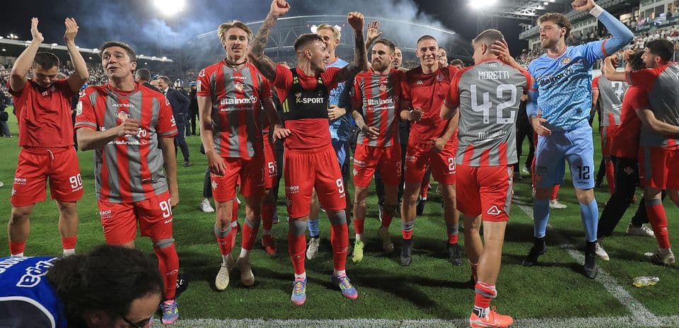 Jugadores de Cremonese celebrando la victoria