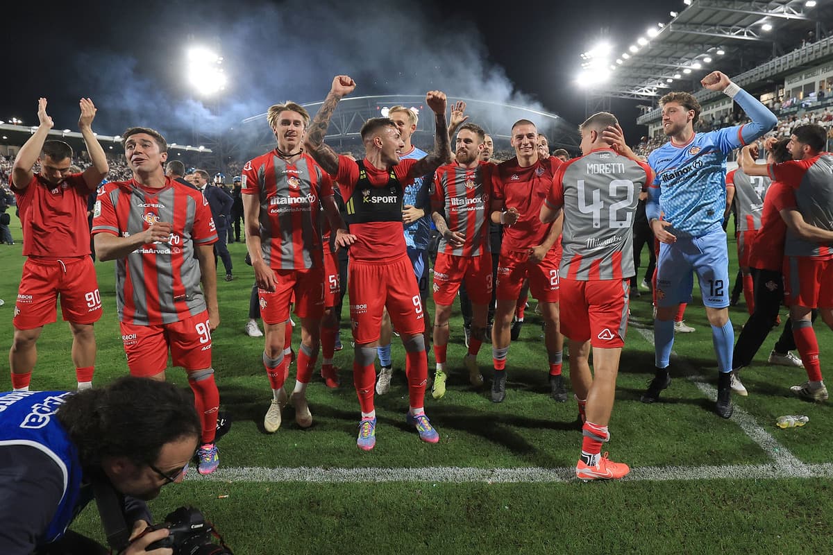 Jugadores de Cremonese celebrando la victoria