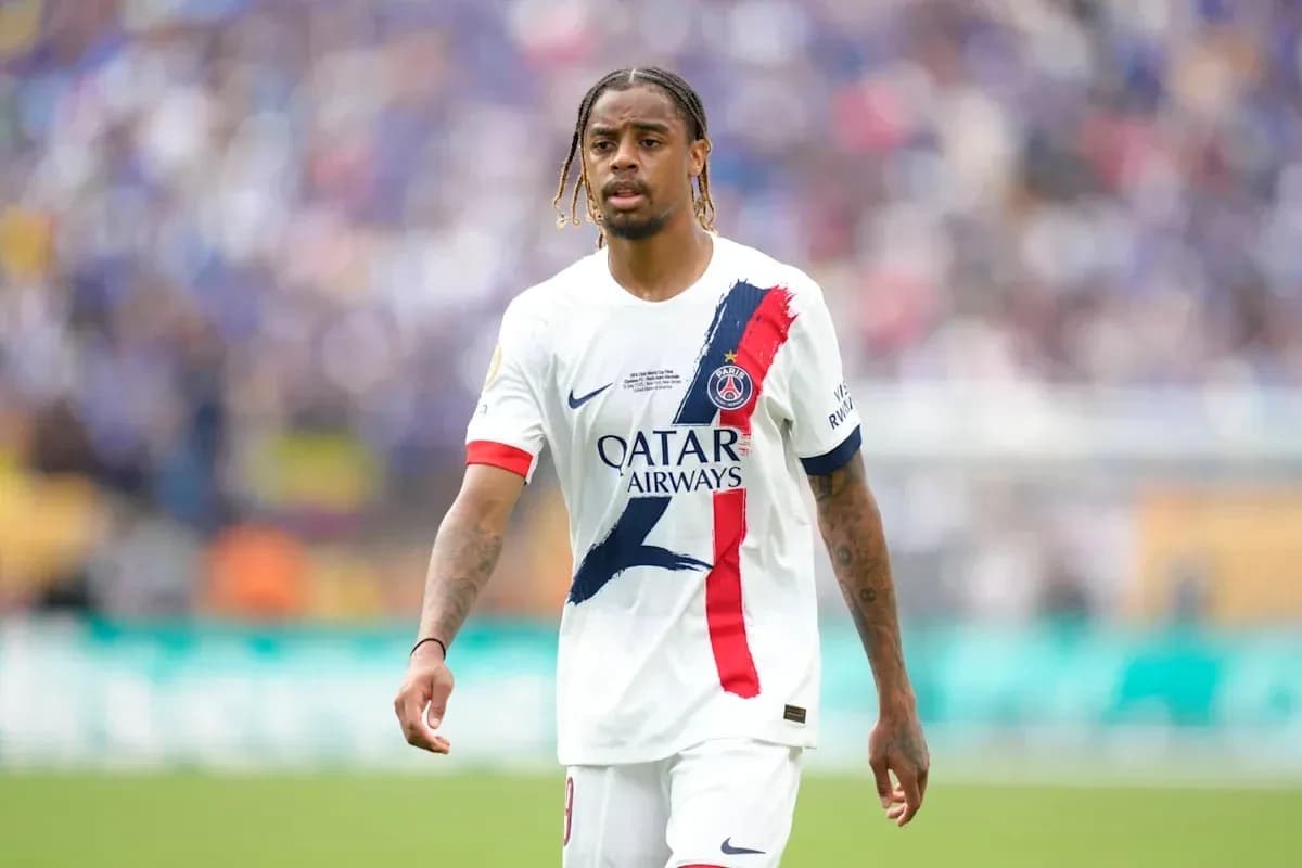 Jugador de PSG caminando en el campo de juego