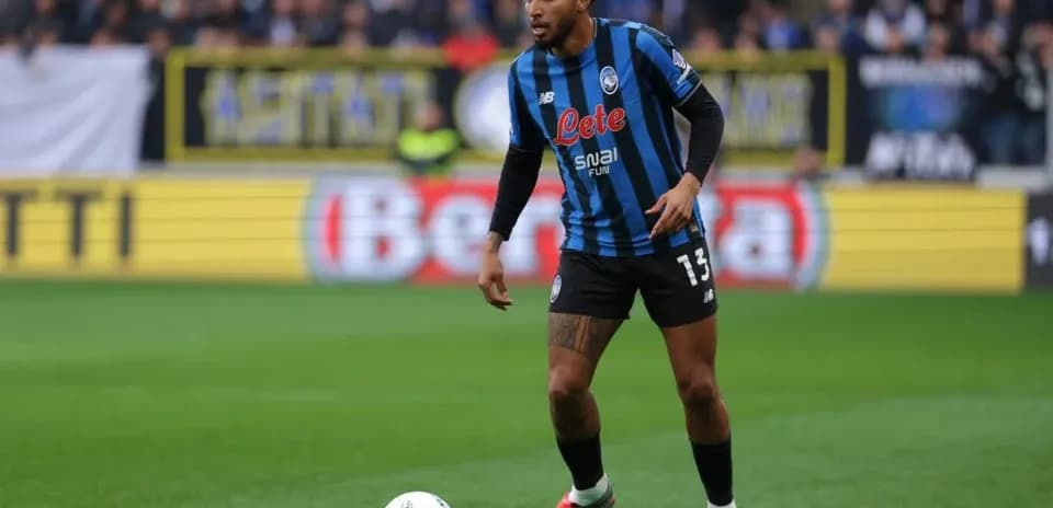 Jugador con balón en el campo durante el partido