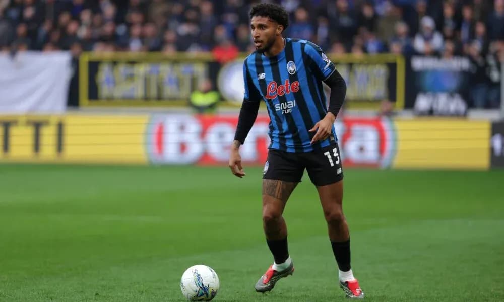 Jugador con balón en el campo durante el partido