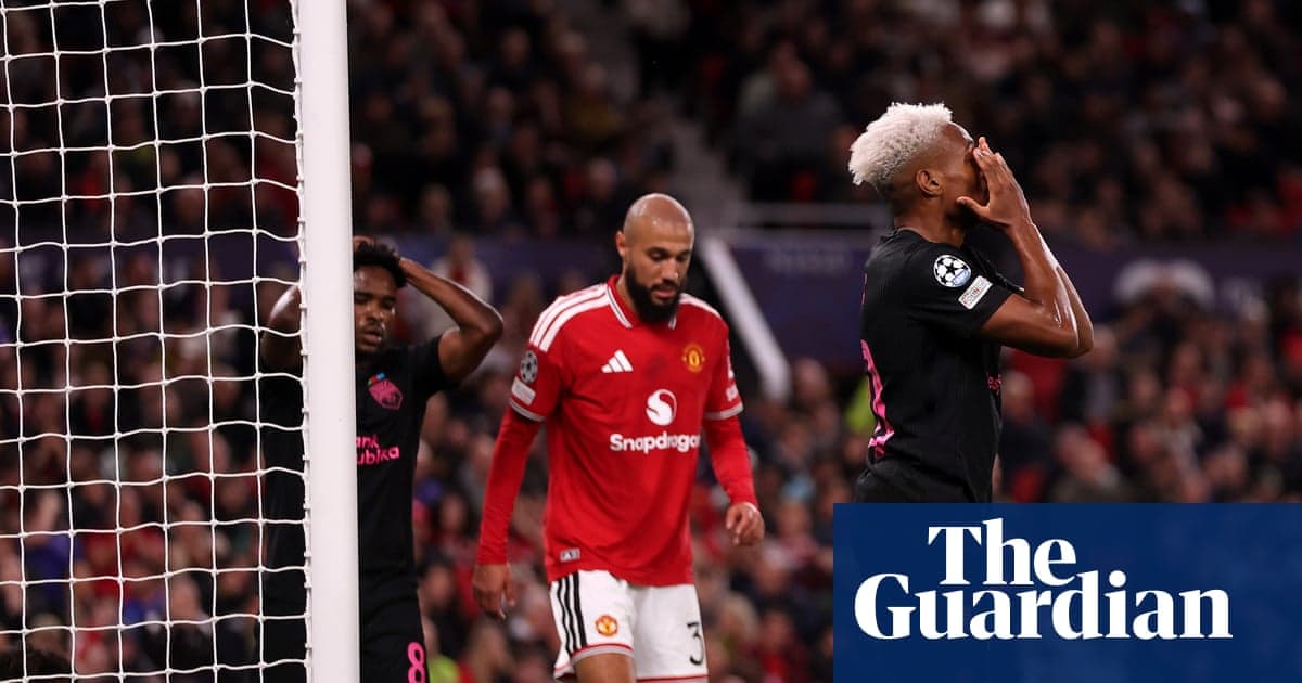 Jugador de equipo visitante lamentándose tras oportunidad fallida