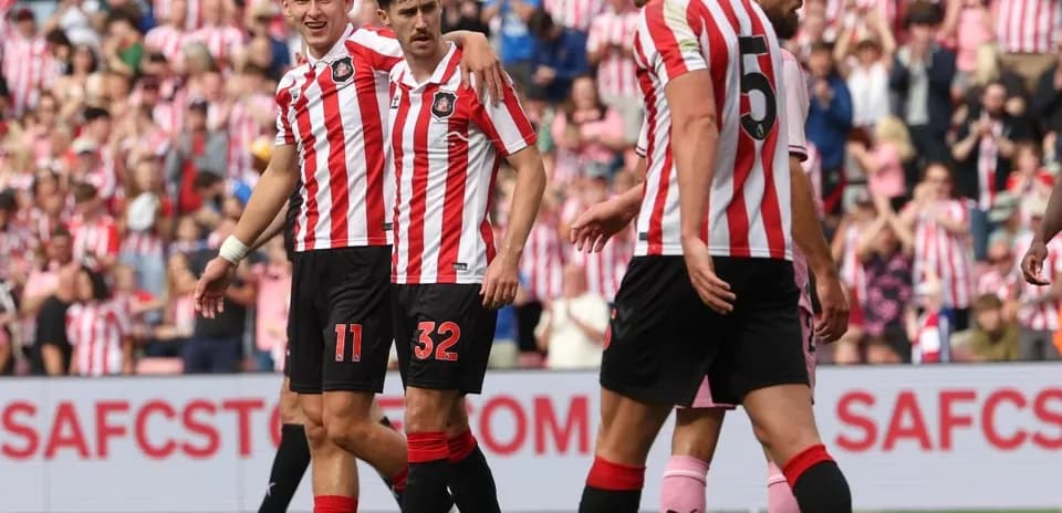 Jugadores de Sunderland celebrando en el campo