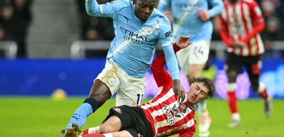 Jugador de Manchester City deslizándose sobre oponente de Southampton