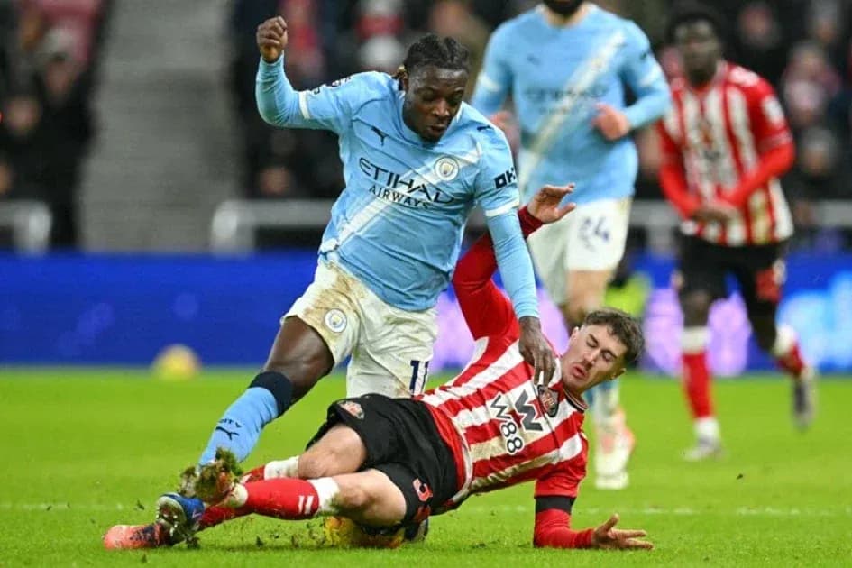 Jugador de Manchester City deslizándose sobre oponente de Southampton