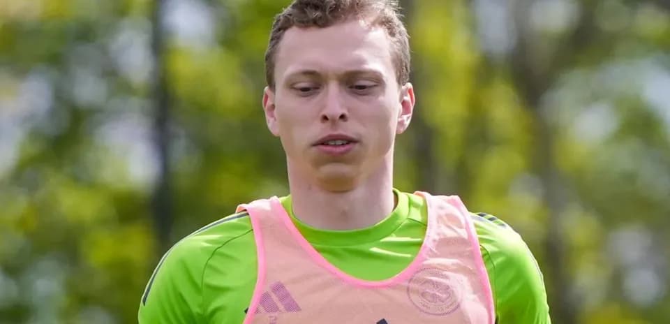 Jugador entrenando con pechera en campo de fútbol