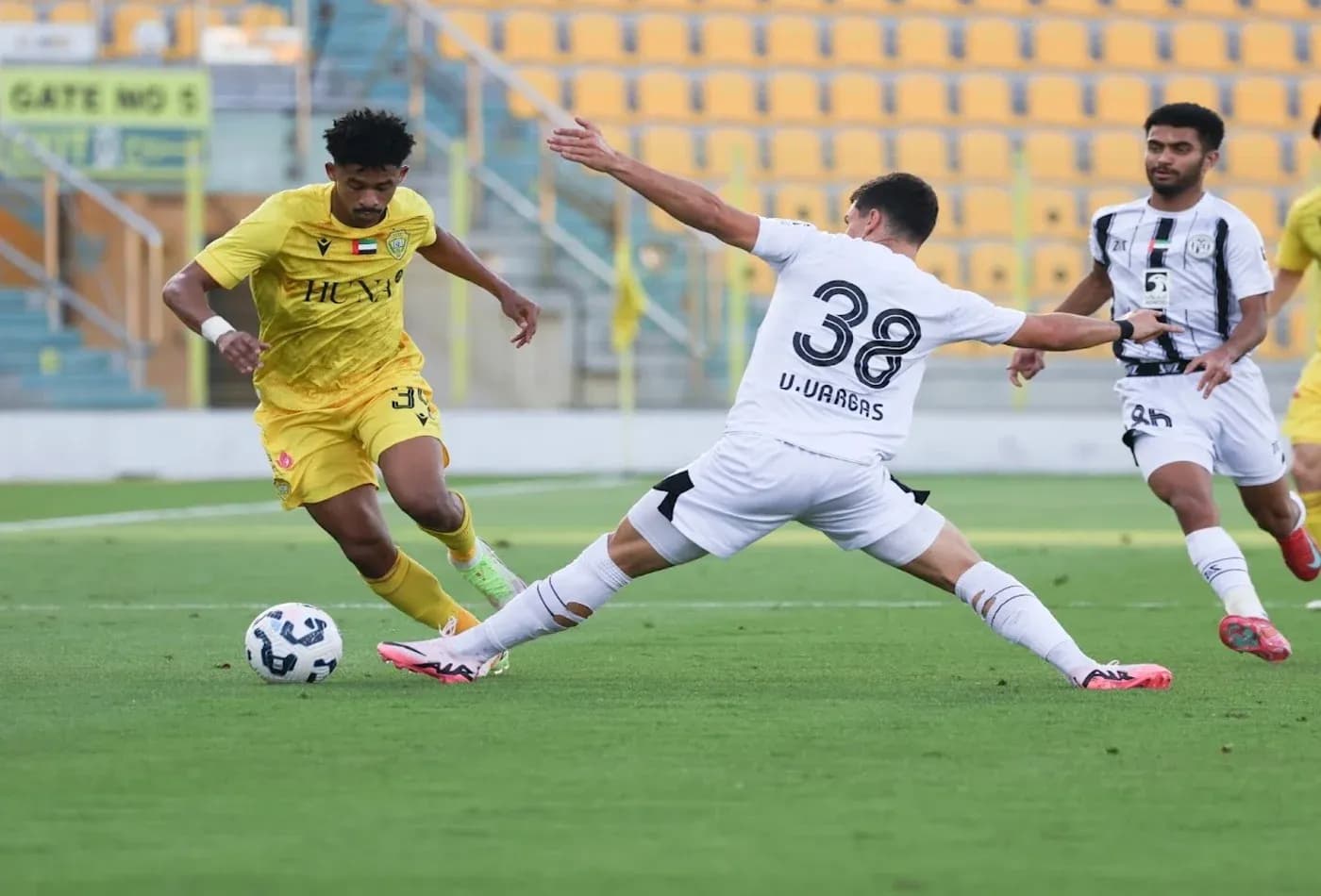 Jugador de Al Wasl U23 driblando a U. Vargas