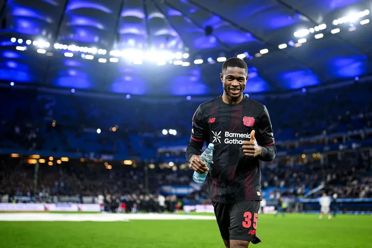 Jugador de fútbol sonriendo en el campo después del partido
