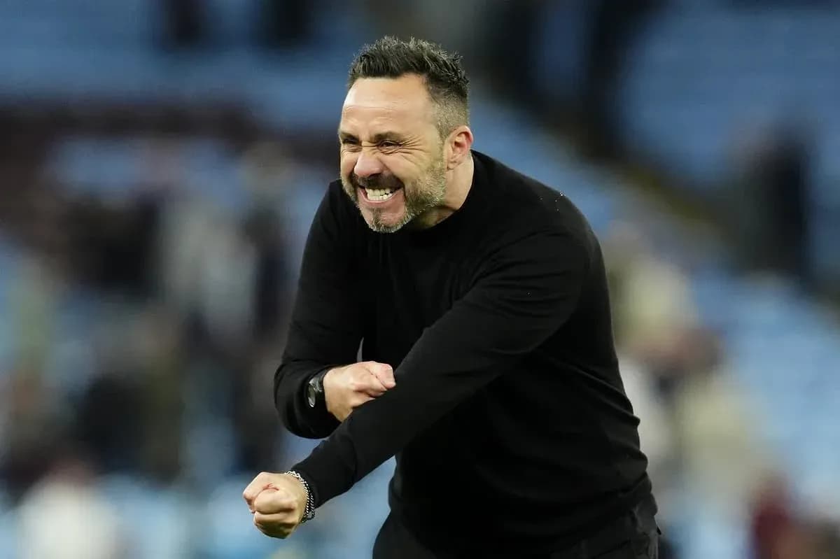 Entrenador celebrando en el banquillo durante el partido