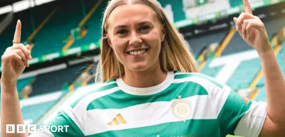 Jugadora de fútbol con camiseta de Celtic mostrando dedo índice