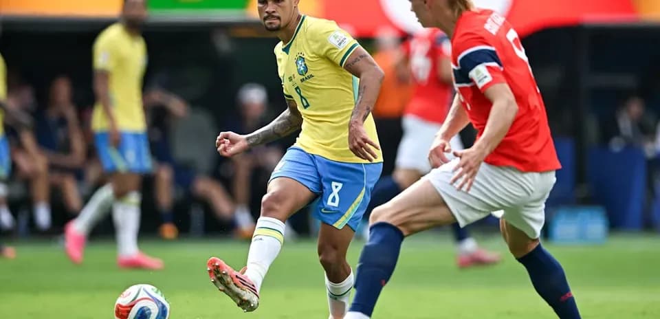 Jugador de Brasil pasando el balón a oponente noruego