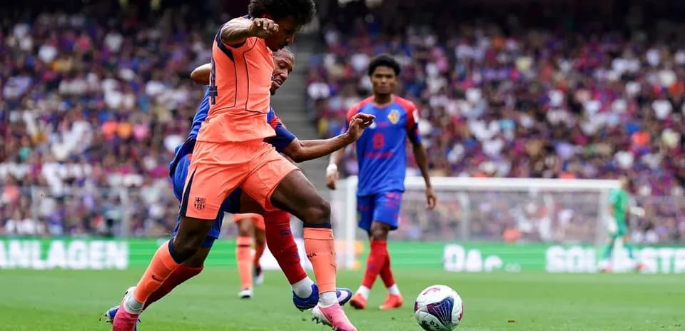 Jugadores compitiendo por el balón en el partido