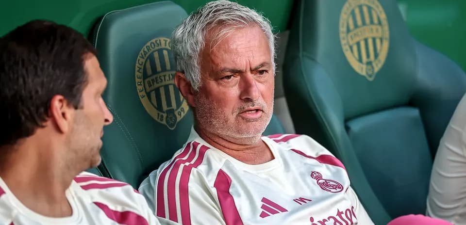 Entrenador conversando en el banquillo del partido
