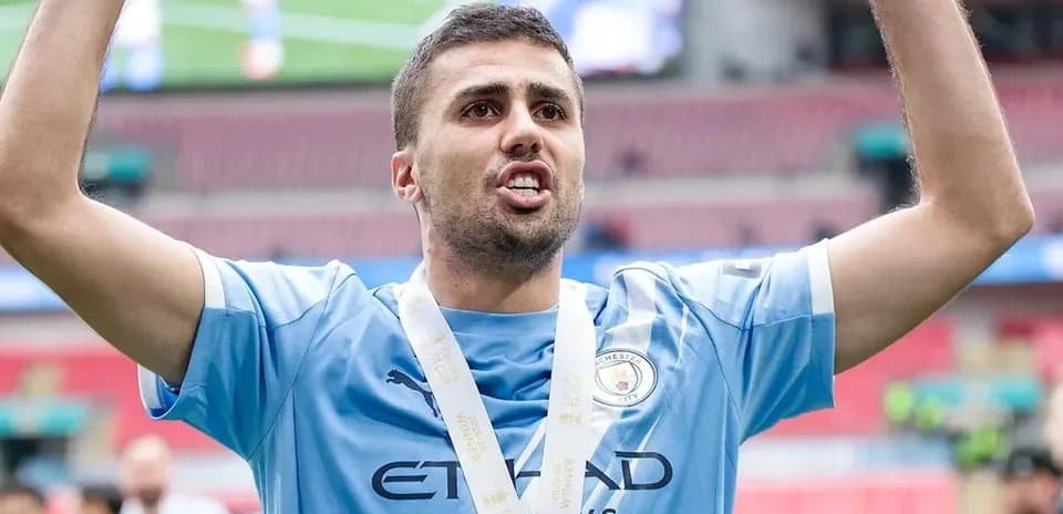 Jugador de Manchester City levantando un trofeo