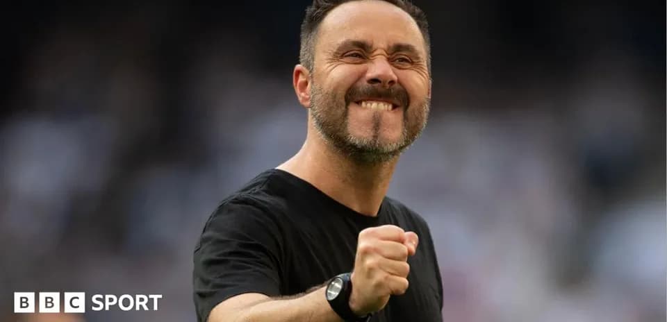 Entrenador celebrando con un puño levantado