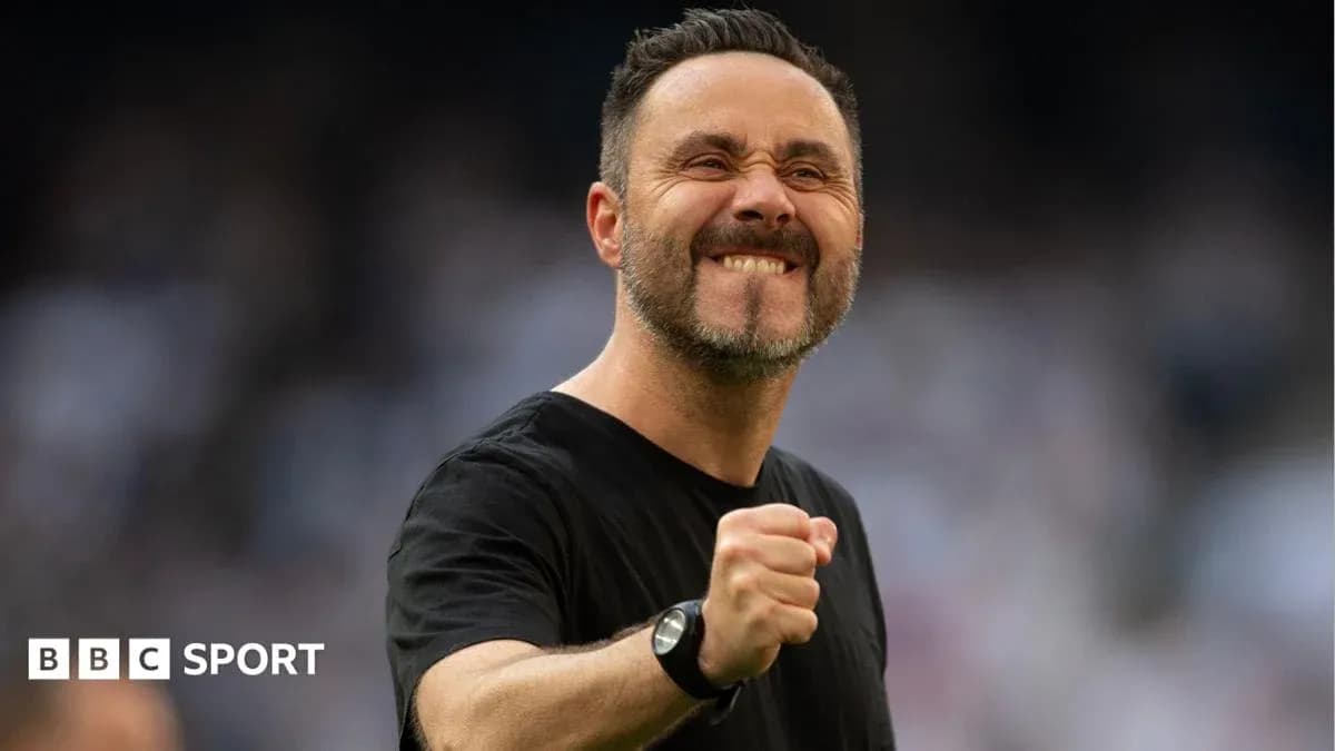 Entrenador celebrando con un puño levantado