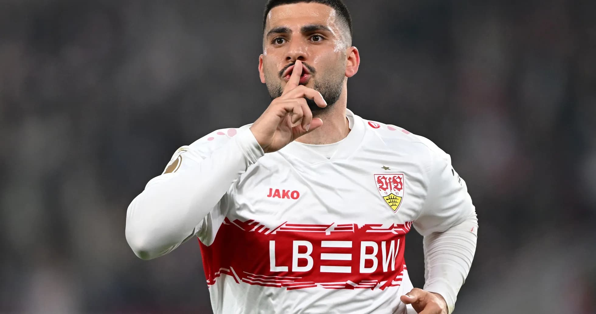 Jugador del Stuttgart haciendo gesto de silencio