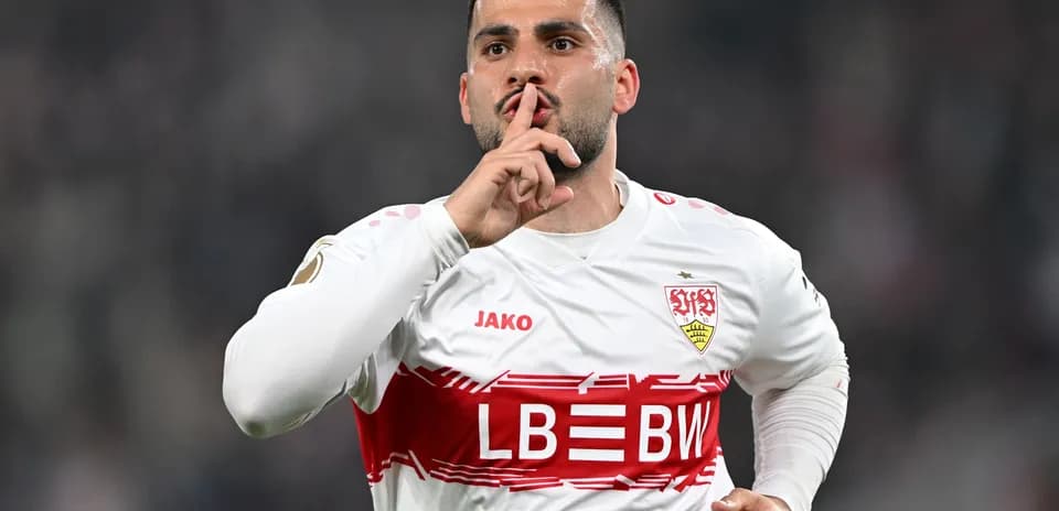 Jugador del Stuttgart haciendo gesto de silencio