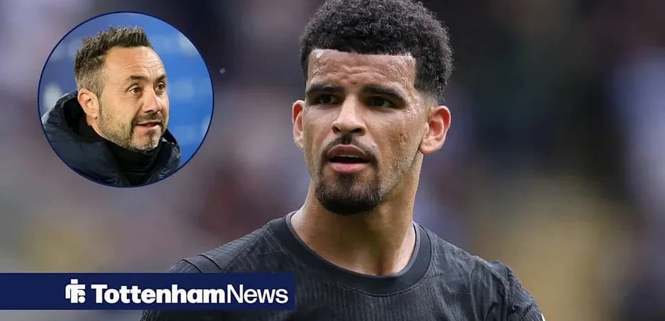 Jugador de Tottenham en primer plano con entrenador de fondo