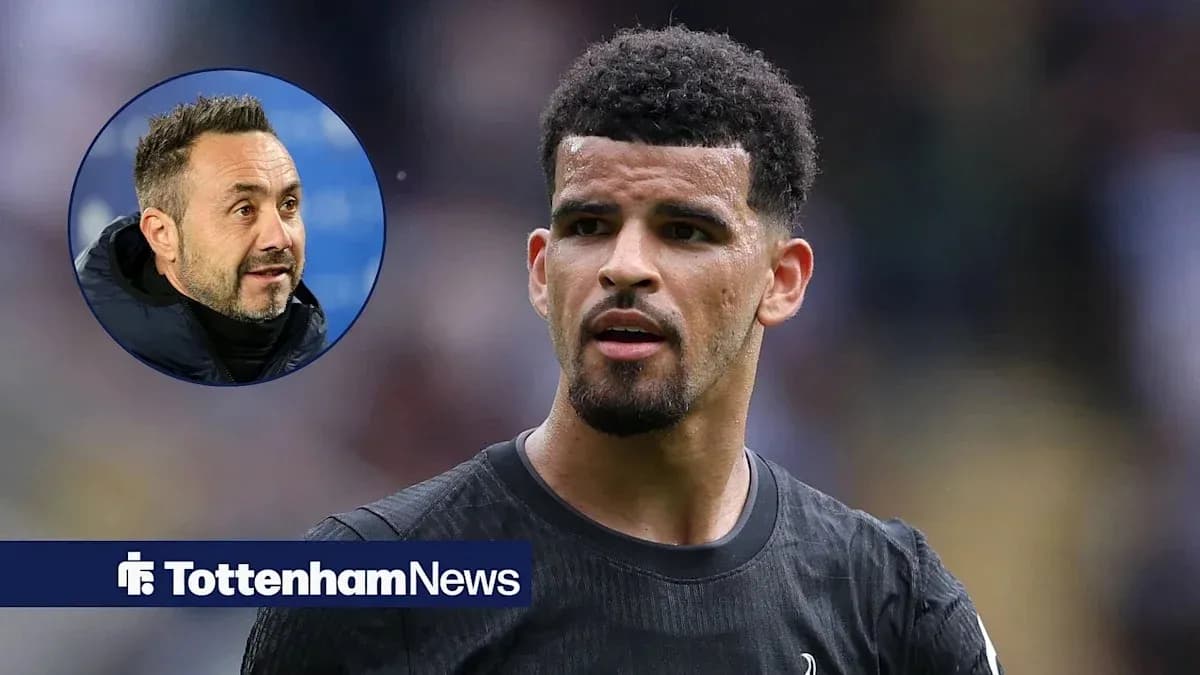 Jugador de Tottenham en primer plano con entrenador de fondo