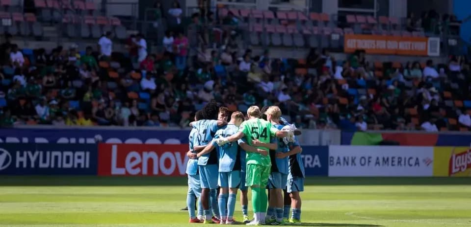 Jugadores de Houston Dynamo II en huddle