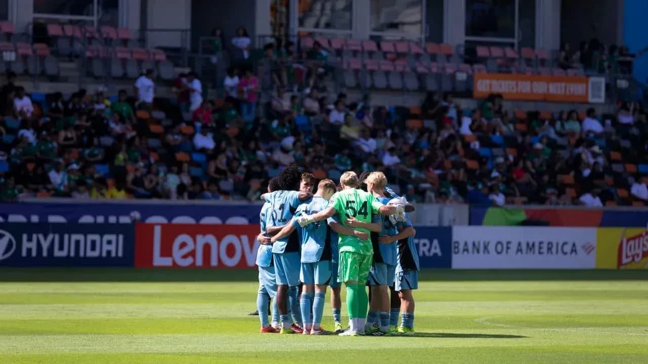 Jugadores de Houston Dynamo II en huddle