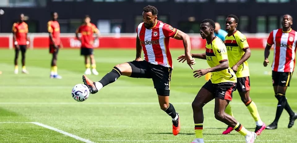 Jugador de Brentford despejando el balón en entrenamiento