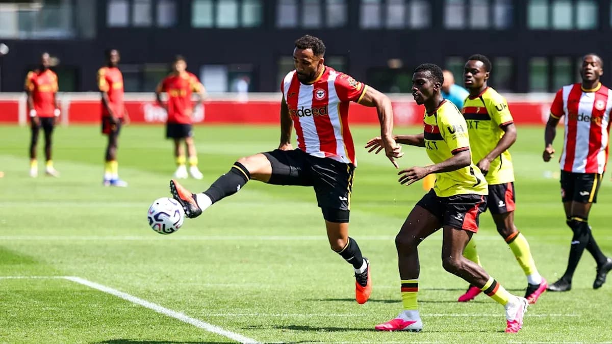 Jugador de Brentford despejando el balón en entrenamiento
