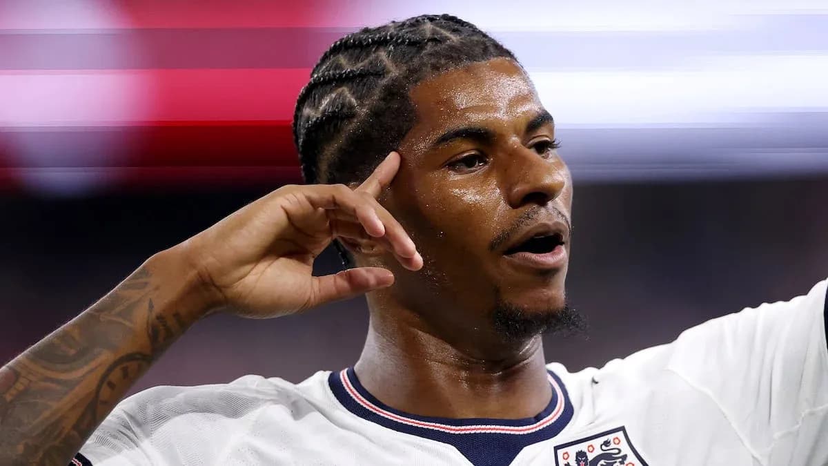 Jugador de Inglaterra celebrando un gol en el partido