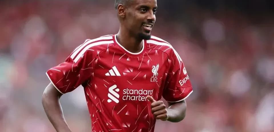 Jugador de Liverpool sonriendo durante el partido