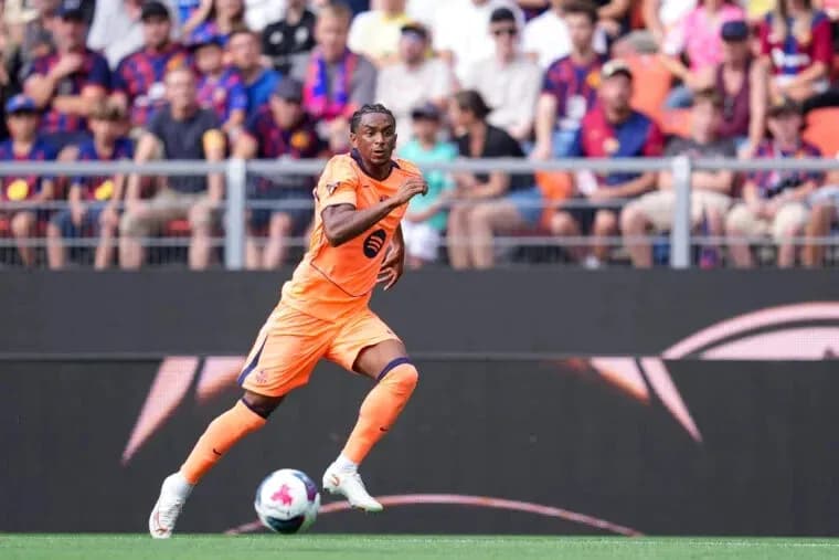 Jugador corriendo con balón durante un partido