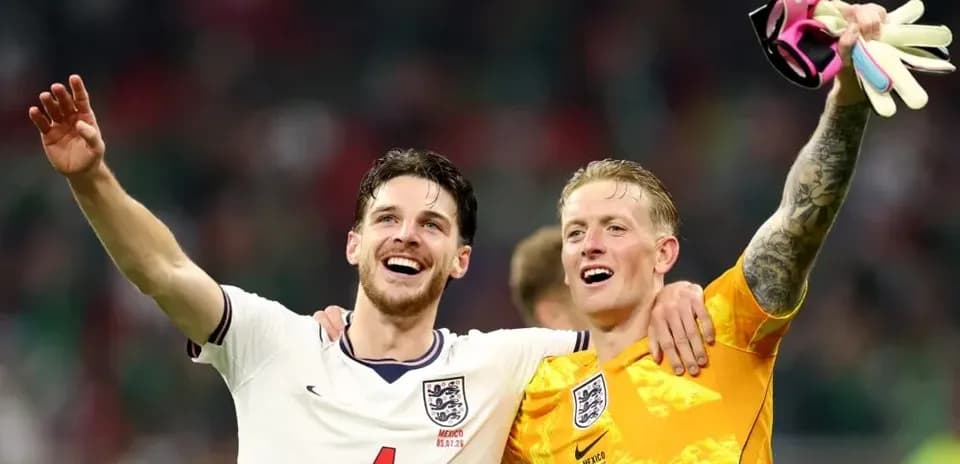Dos jugadores de Inglaterra celebrando juntos después del partido