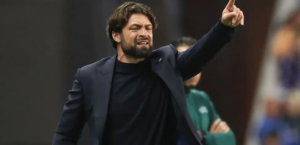 Entrenador dirigiendo instrucciones durante el partido