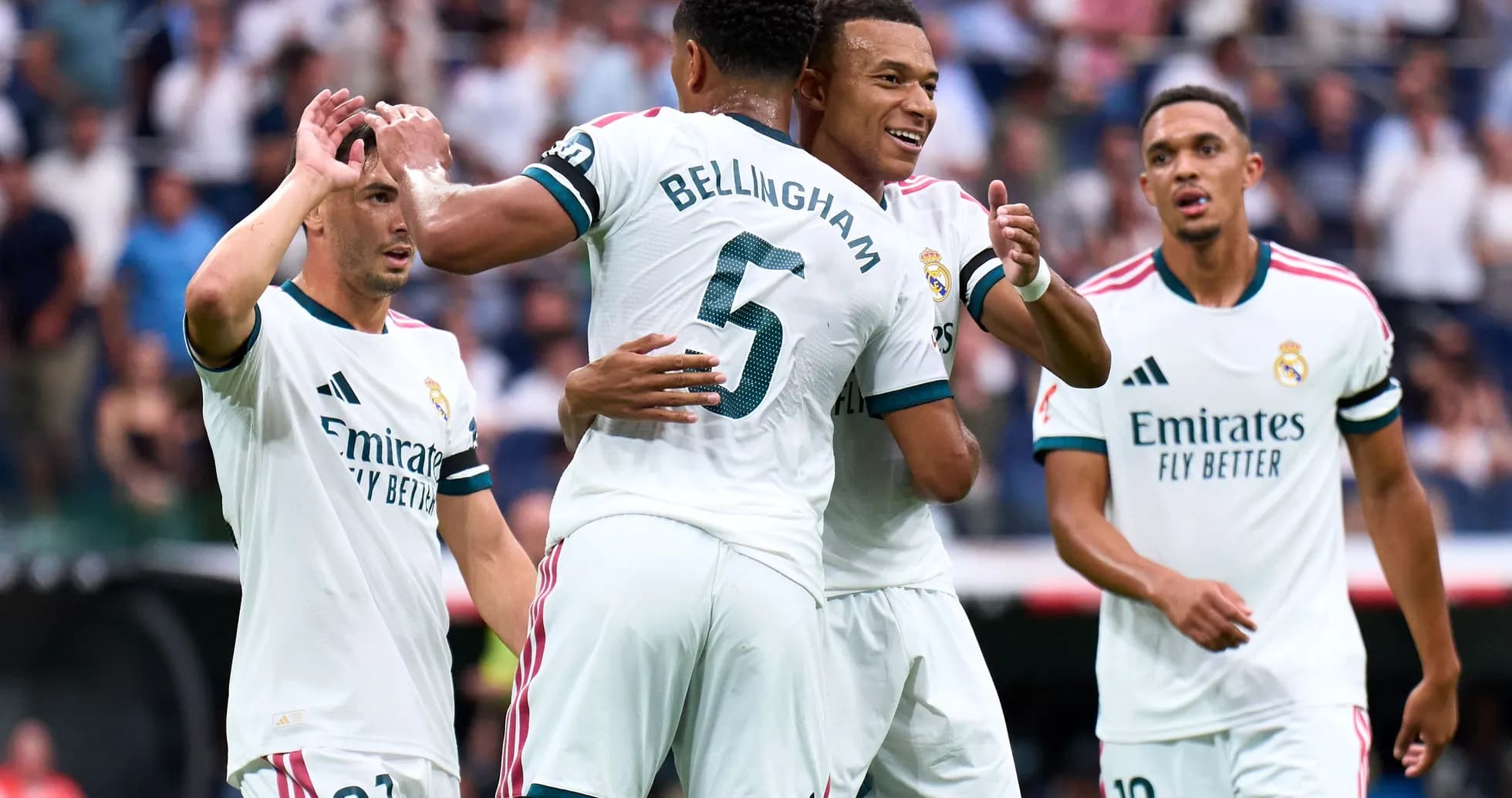 Jugadores de Real Madrid celebrando un gol juntos