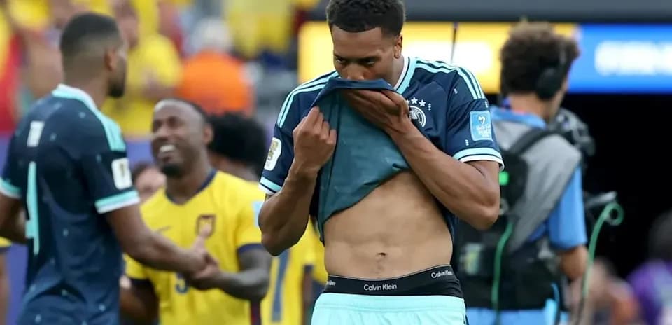 Jugador de Alemania quitándose la camiseta tras el partido