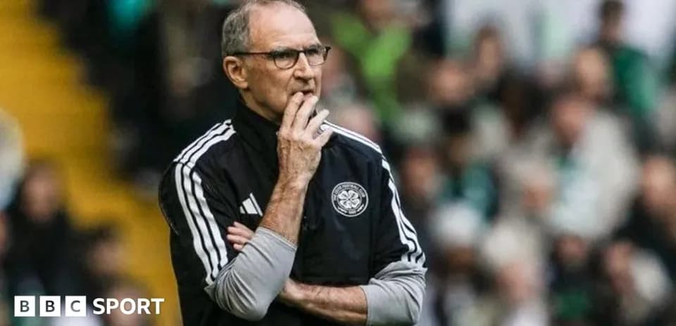 Entrenador en la línea de banda durante el partido