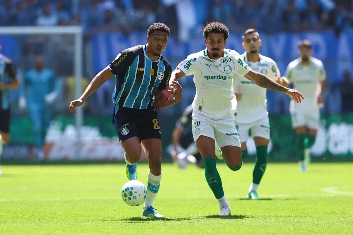 Jugadores de Gremio y Palmeiras en acción