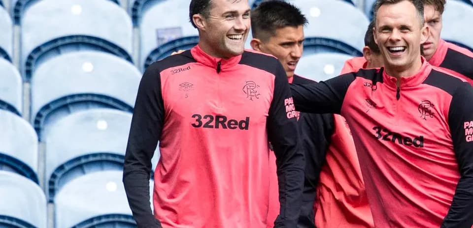Jugadores de Rangers riendo durante sesión de entrenamiento