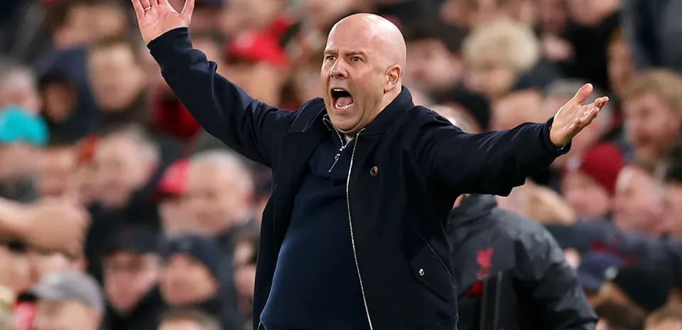 Entrenador gesticulando en el banquillo durante el partido